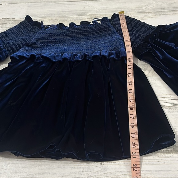Petersyn Off The Shoulder Blue Velvet Top Size Medium - Picture 10 of 11
